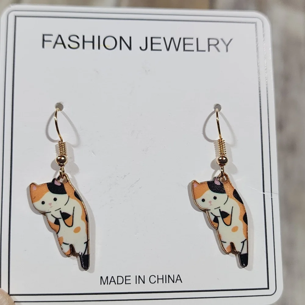 Calico cat hanging by his neck nap NWT enamel fish hook earrings